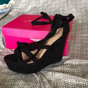 Black wrap around the leg wedge